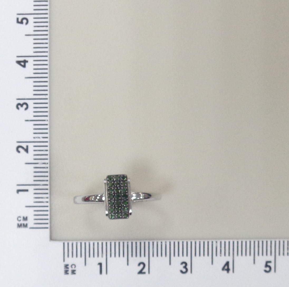 Серебряное кольцо с зелеными бриллиантами